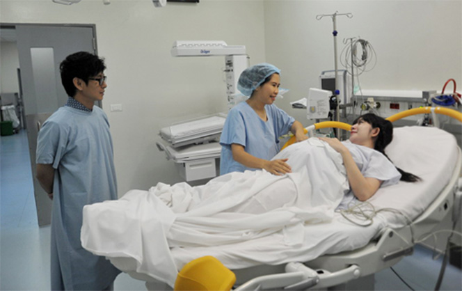 Bên cạnh thai phụ luôn cần “bà đỡ” giàu kinh nghiệm. (Ảnh: bacsi-songha.com)